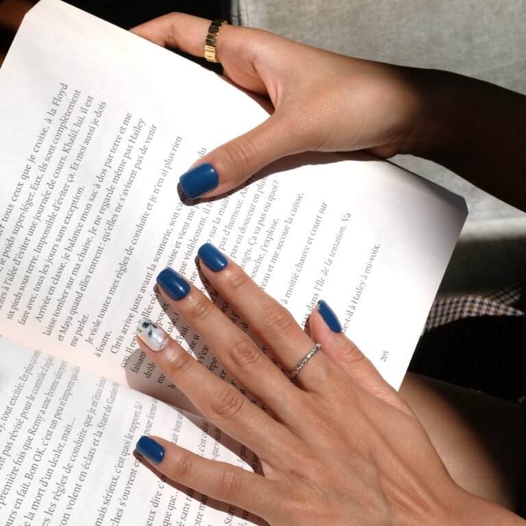 ongles bleu