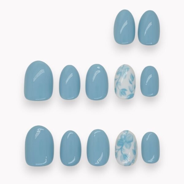 court ovale 10 ongles 2 ongles bleu flocon fleur sur fond blanc