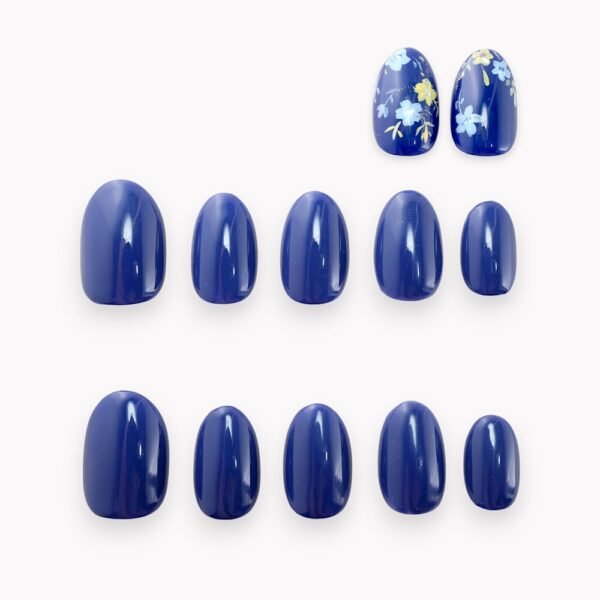 court ovale 10 ongles 2 ongles fleur sur bleu marine