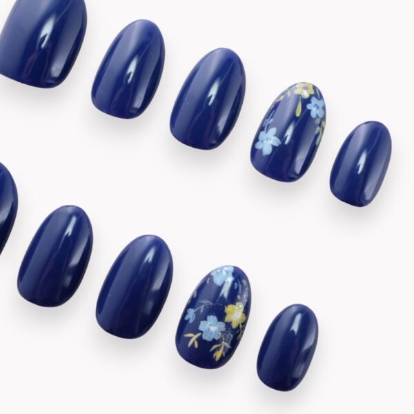 court ovale 10 ongles 2 ongles fleur sur bleu marine 01