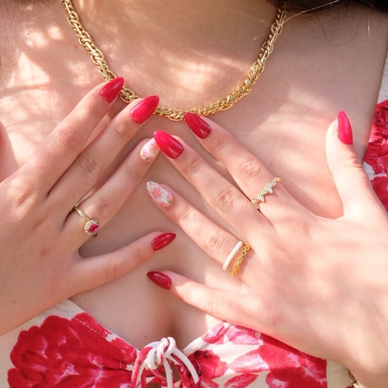 Court Amande - Rouge Cerise - 10 Ongles + 2 Ongles Fleurs